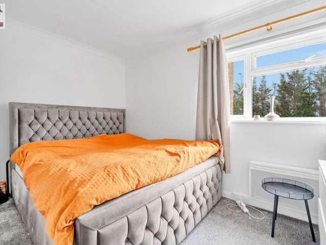 Flat for sale in London Borough of Hounslow, Osterley