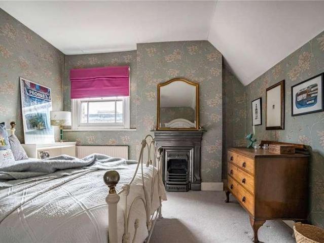 Flat for sale in Stroud Green, Greater London