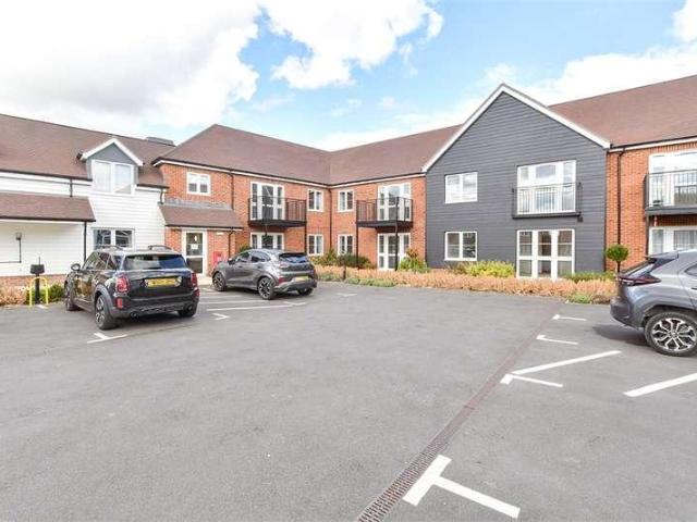 Flat for sale in Horsham, West Sussex