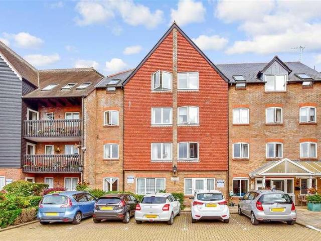 Flat for sale in Arundel, Clapham
