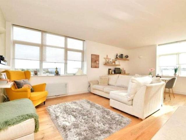 Flat for sale in London Borough of Croydon, Waddon