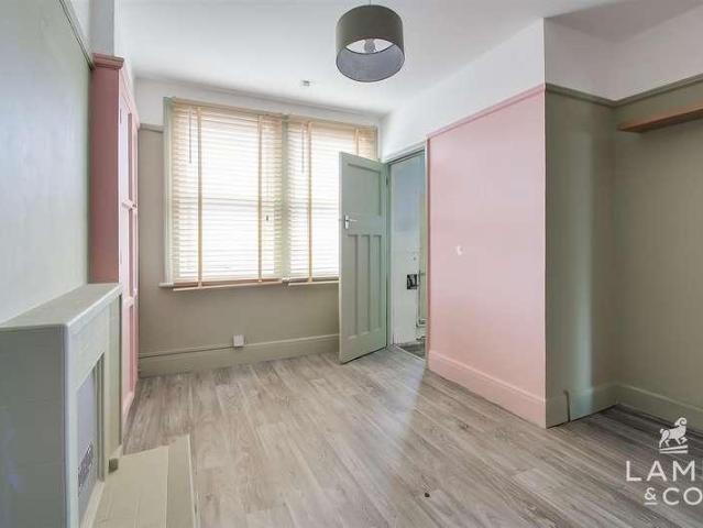 Flat for sale in Dale Hill, Essex