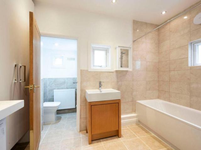 Flat for sale in London Borough of Merton, Raynes Park