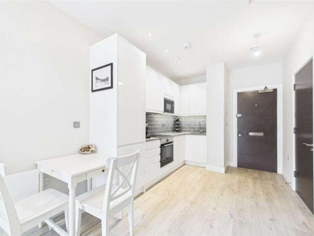 Flat for sale in Windsor, North Town