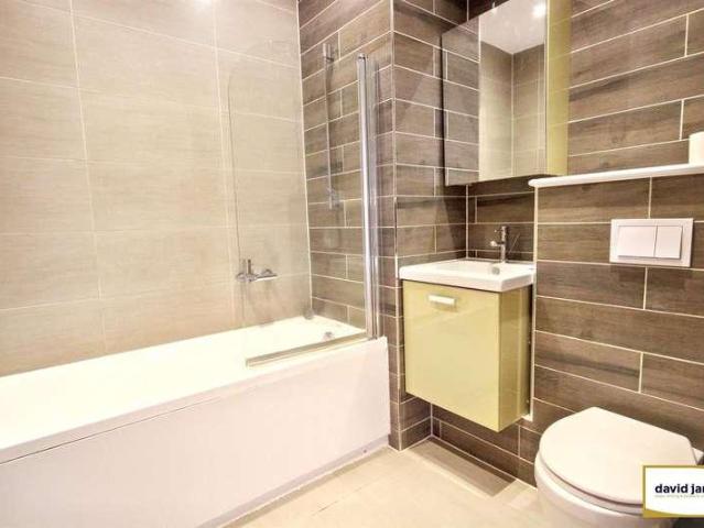 Flat for sale in Elmers End, Greater London