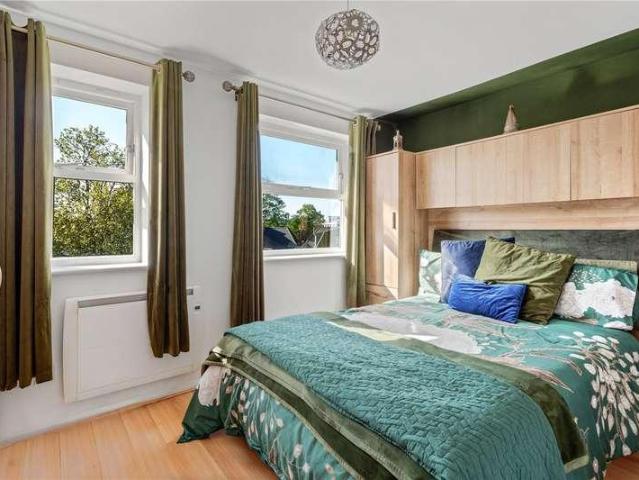 Flat for sale in Furzedown, Greater London