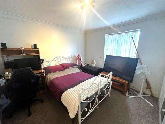 Flat for sale in London Borough of Hounslow, Greater London