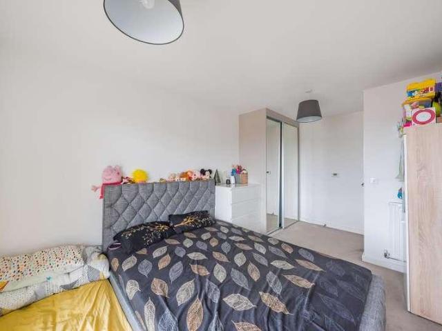 Flat for sale in Slough, Myrke