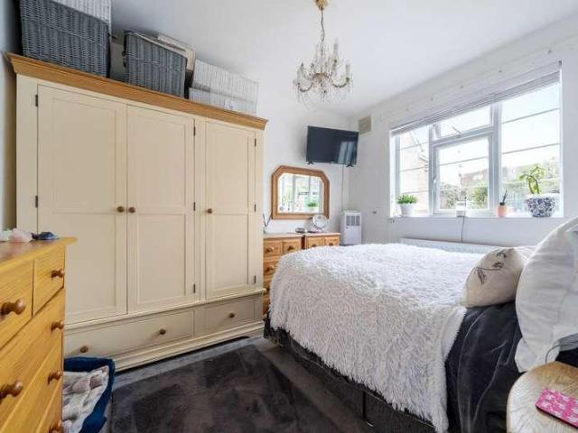 Flat for sale in Teddington, Strawberry Hill