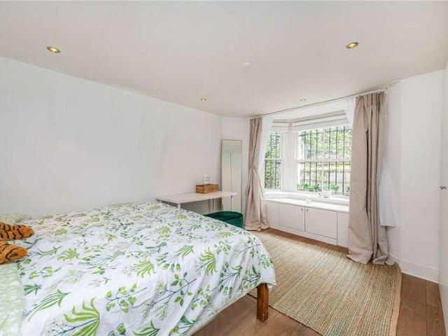 Flat for sale in North Kensington, Greater London