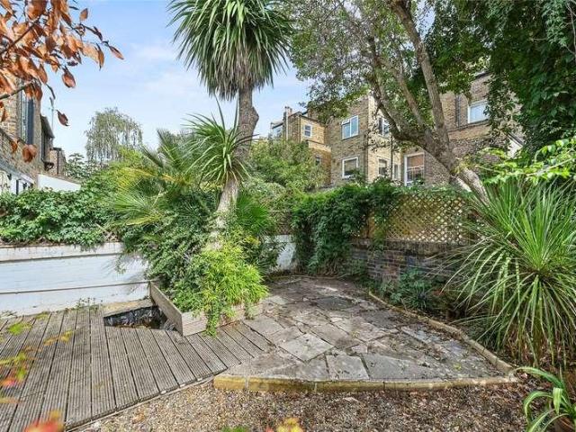 Flat for sale in Shepherd's Bush, Greater London