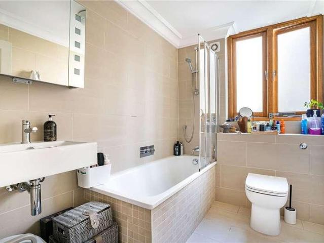 Flat for sale in Crouch End, Greater London