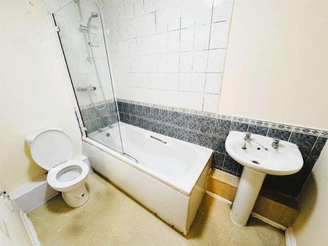 Flat for sale in London Borough of Hounslow, Greater London