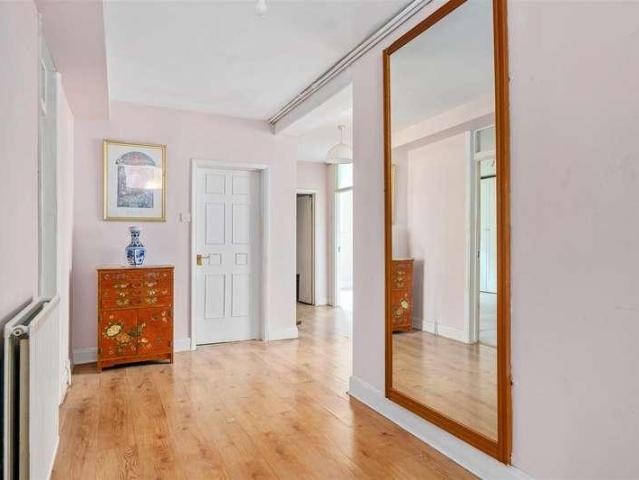 Flat for sale in London Borough of Merton, Raynes Park