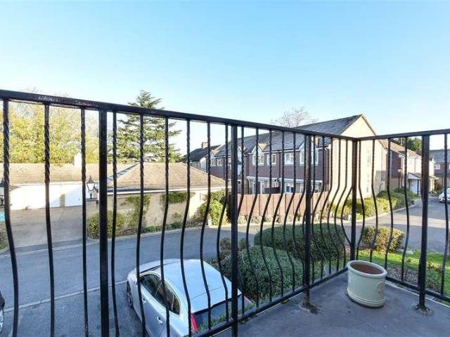 Flat for sale in London Borough of Croydon, Shirley