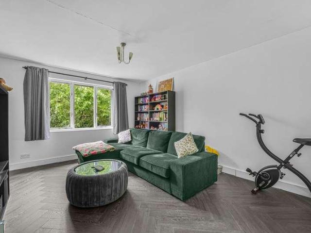 Flat for sale in Westborough, Surrey