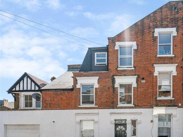Flat for sale in Earlsfield, Greater London