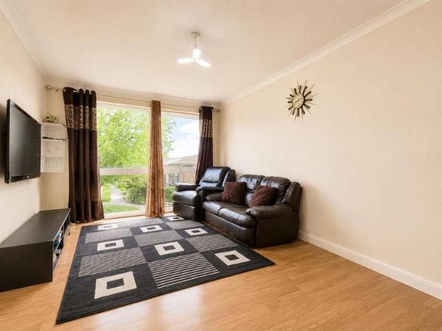 Flat for sale in Woodhall Farm, Pouchen End
