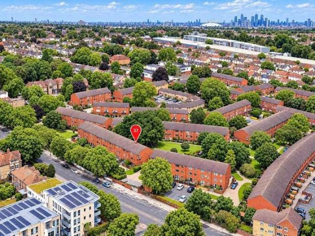 Flat for sale in Burnt Ash Green, Greater London
