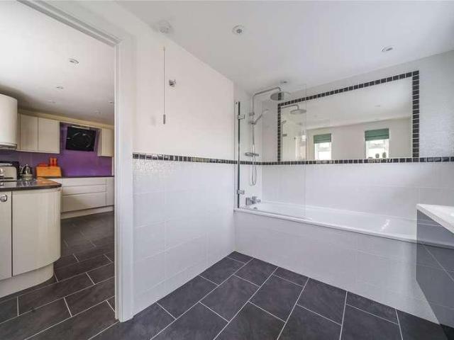 Flat for sale in Surbiton, Long Ditton
