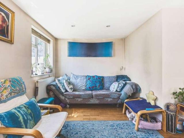 Flat for sale in London Borough of Croydon, Selhurst