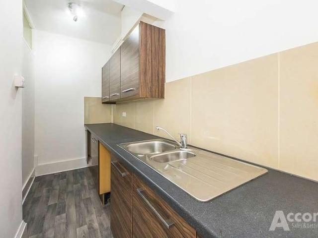 Flat for sale in Elm Park, Greater London