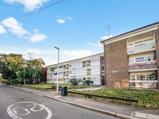 Flat for sale in Woodford Green, Woodford