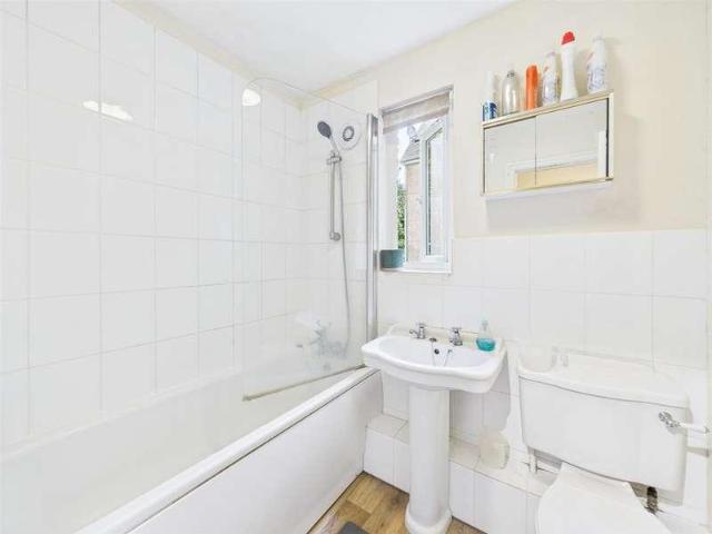 Flat for sale in Pinner, Pinner