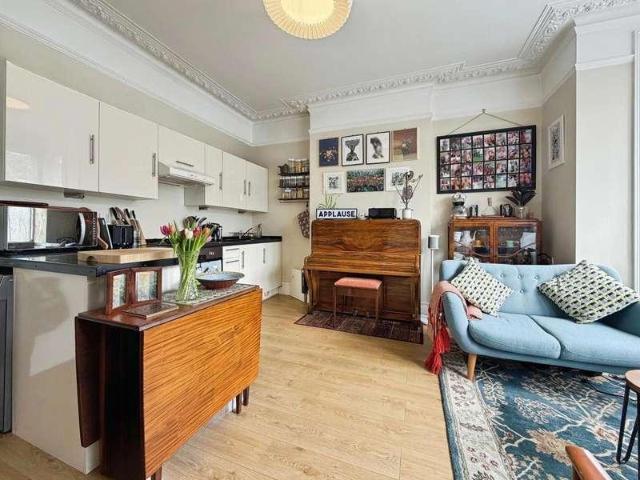 Flat for sale in Alton Barnes, Essex