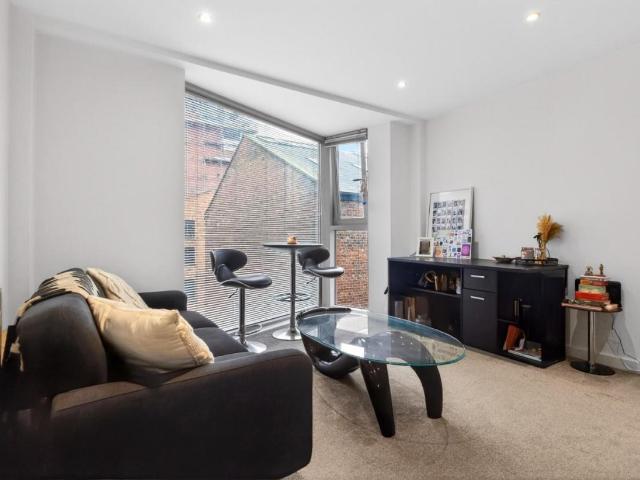 Flat for sale in Richmond Hill, West Yorkshire