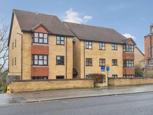 Flat for sale in London Borough of Croydon, Waddon