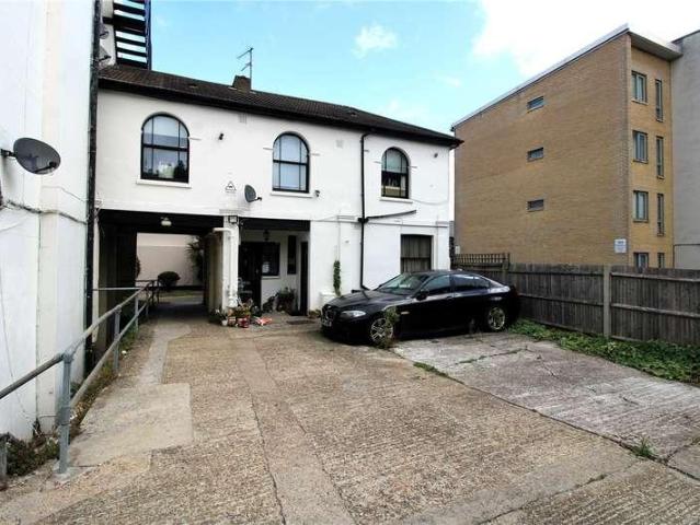 Flat for sale in London Borough of Croydon, Greater London