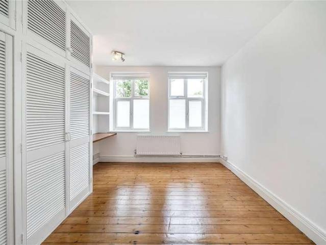Flat for sale in Holloway, Greater London