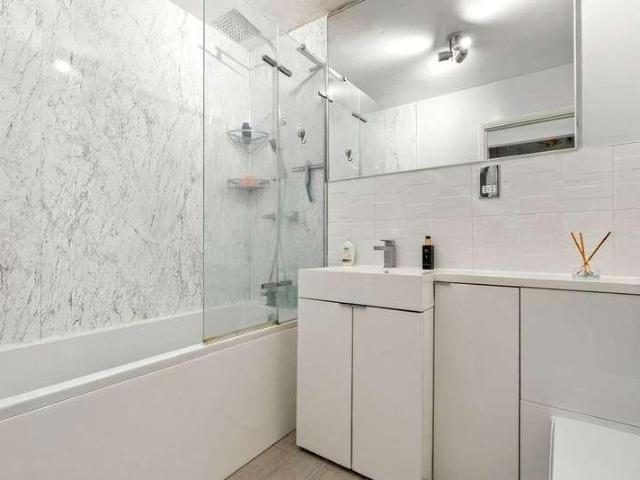 Flat for sale in Littleton Common, Spelthorne