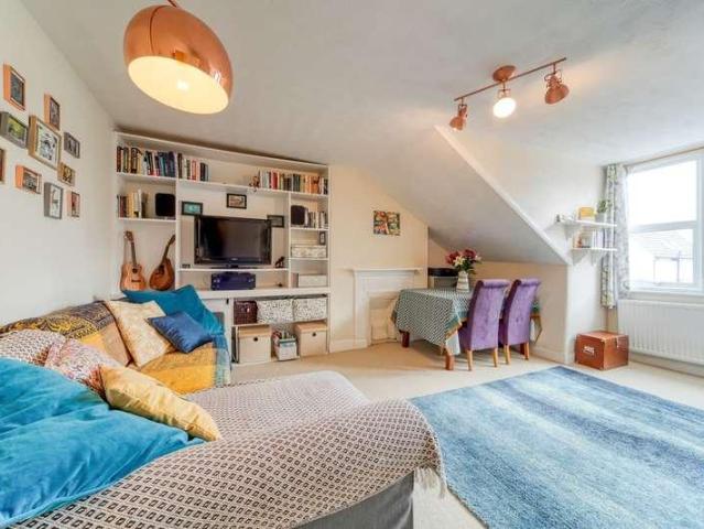 Flat for sale in London Borough of Croydon, Addiscombe