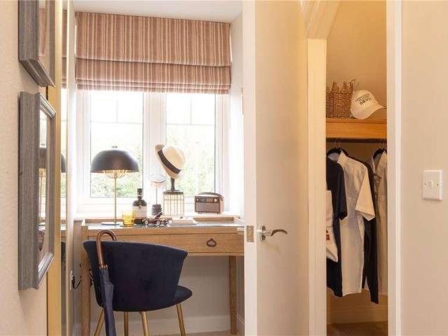 Flat for sale in Emmbrook, Wokingham