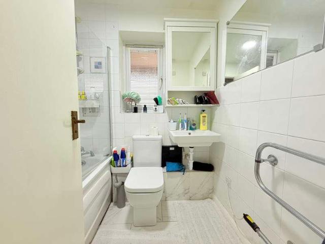 Flat for sale in London Borough of Ealing, Greenford