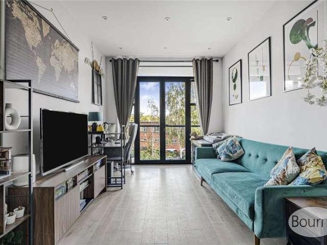 Flat for sale in West Byfleet, Woking