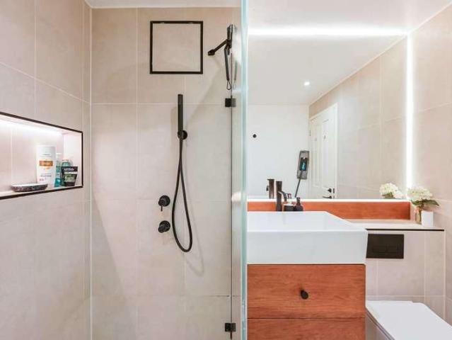 Flat for sale in E6, London