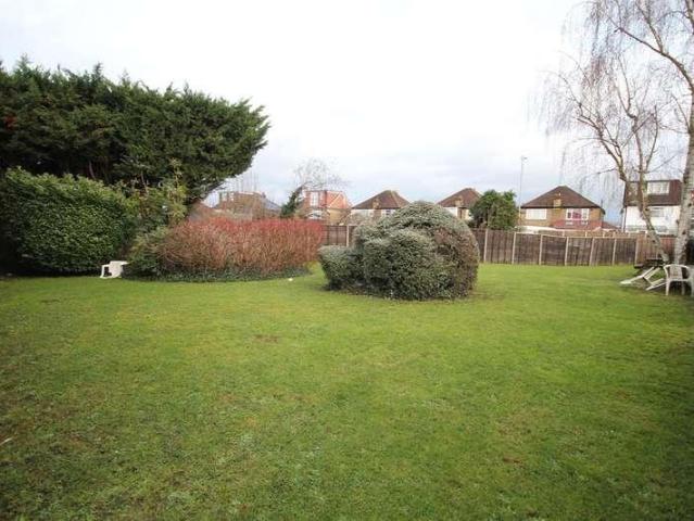 Flat for sale in Hook, Greater London