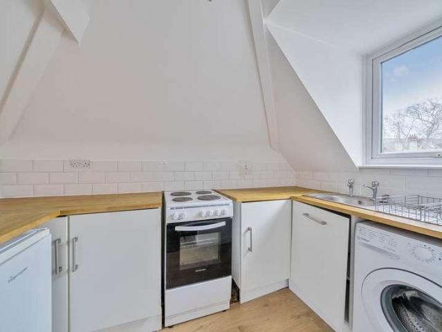 Flat for sale in Streatham, Greater London