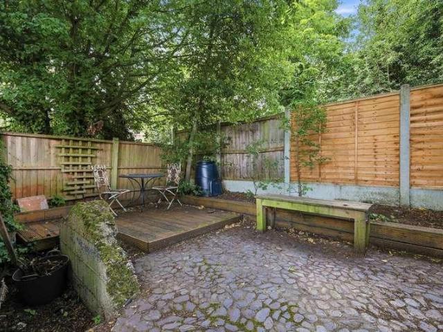 Flat for sale in Snaresbrook, Greater London
