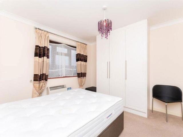 Flat for sale in London Borough of Hounslow, Greater London