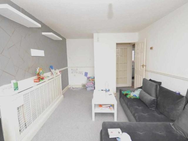 Flat for sale in E16, London