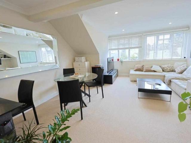 Flat for sale in NW3, London