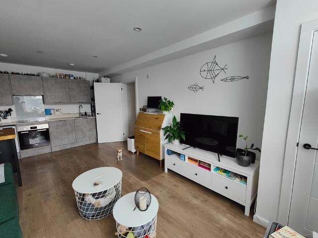 Apartment for rent in London Borough of Merton, Raynes Park