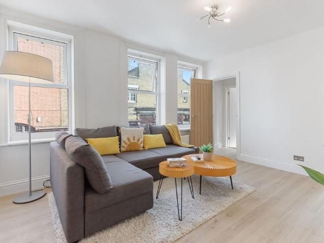 Apartment for rent in Furzedown, Greater London