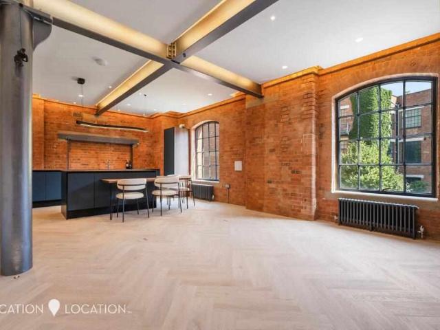 Flat for sale in E14, London