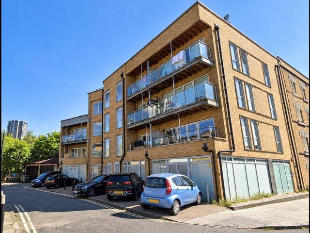 Apartment for rent in Browning Estate, Greater London