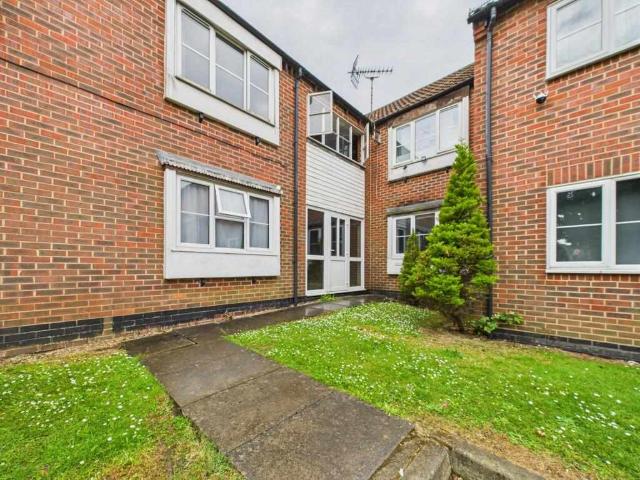 Flat for sale in Basingstoke, Lychpit